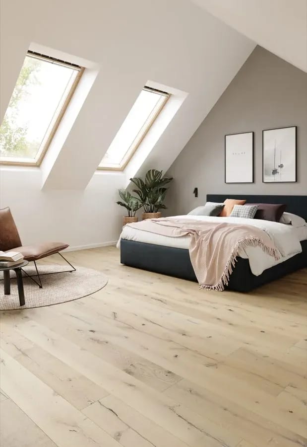 Schlafzimmer unter der Dachschräge mit breiten Eichendielen