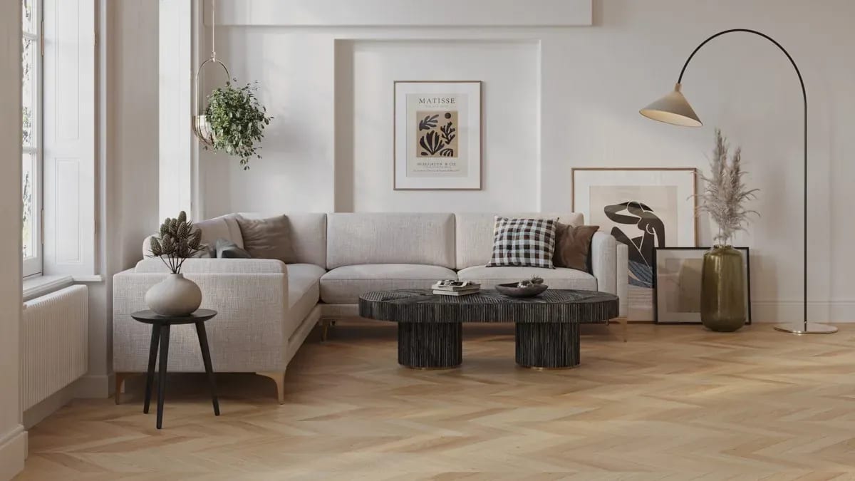Helles Wohnzimmer mit Eichenparkett in Chevron-Verlegung