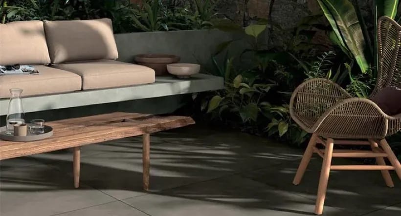 Terrasse mit Outdoor-Fliesen im gleichen Format wie innen