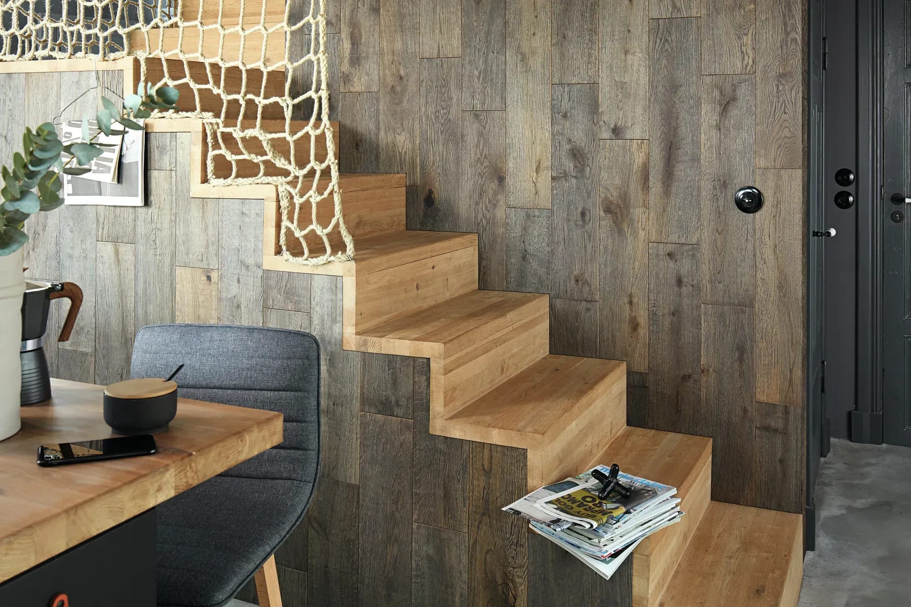 Renovierte Treppe mit Holzstufen in einem modernen Wohnraum – Treppenrenovierung von bauer raum